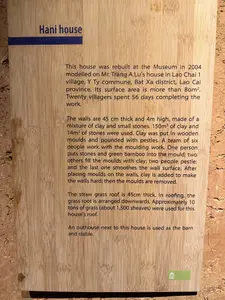 その床面積は80㎡以上です。20人の村人が56日をかけてこの作業を完成させました。150㎥の粘土と14㎥の石が使われました。粘土は木製の型枠に入れられ、杵で突き固められます。6人のチームが型枠作業を行います。1人が型枠に石と生の竹を入れ、他の2人が型枠に粘土を詰め、2人が杵で突き、最後の1人が壁の表面を滑らかにします。壁に型枠を設置した後、壁を固くするために粘土が追加され、その後、型枠が取り外されます。屋根を葺く際には、草の根が下向きになるように配置されます。この家の屋根には、約10トン（約1,500束）の茅が使用されました