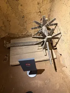 KHÔNG CHẠM VÀO。HIỆN VẬT。（日本語訳）。展示物に触れないでください