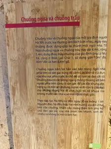 この馬小屋と水牛小屋の複合施設は長さ6.4m、幅5.4mで、同じくラオチャイ1村に住むリー・ムー・サー氏の家の小屋のモデルに従って建てられ、約10m³の石、40m³の土、6.4m³以上の木材が使用されています。水牛小屋には外と通じる風通しの良い横木があり、上には機織り機や農具、いくつかの道具を置くための屋根裏の床もあります。さらに、夜遊びから遅くに帰ってきて、家人を起こすのを恐れて家に入りたくない若者たちの寝床にもなります