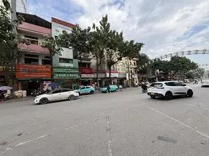 CÔNG TY CP VẬN TẢI FUTA - HÀ SƠN。PHƯƠNG TRANG。Hotline: 1900.6776。Niềm vui trên mọi hành trình。Địa chỉ: 025 Nguyễn Huệ, Lào Cai。Website: www.futahason.com。CHUYỂN PHÁT HÀNH。BÁN VÉ XE KHÁCH。CHUYẾN HÀ NỘI - LÀO CAI。BẮC NINH - BẮC GIANG。29K。YIHETANG。015 NGUYỄN HUỆ。Viettel telecom。AN LAN (XIN CHÀO).。TRUNG THUẬN PHÁT。EXPRESS。NHÀ NGHỈ HOÀNG HIỆP。CƠM LẨU。VIỆT TRUNG。29E 352.12。（日本語訳）。FUTA - HÀ SƠN 運輸株式会社。PHƯƠNG TRANG。ホットライン: 1900.6776。全ての旅路に喜びを。住所: 025 グエン・フエ通り、ラオカイ。ウェブサイト: www.futahason.com。配送。長距離バスチケット販売。ハノイ - ラオカイ路線。バクニン - バクザン。29K。YIHETANG。015 グエン・フエ通り。Viettel telecom。AN LAN (こんにちは).。TRUNG THUẬN PHÁT。EXPRESS。HOÀNG HIỆP ゲストハウス。ご飯・鍋料理。ベトナム-中国。29E 352.12