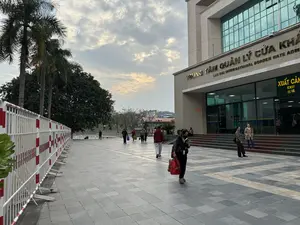 TRUNG TÂM QUẢN LÝ CỬA KHẨU / XUẤT CẢNH（ラオカイ国際国境ゲート管理センター / 出国）