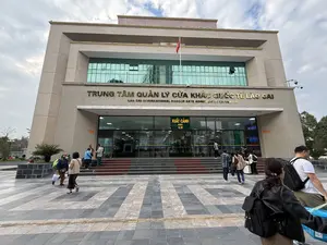 TRUNG TÂM QUẢN LÝ CỬA KHẨU QUỐC TẾ LÀO CAI。XUẤT CẢNH。KÉO RA。（日本語訳）。ラオカイ国際口岸管理センター。出国。引く