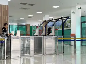 LỐI THOÁT。KHÔNG NHIỆM VỤ KHÔNG QUA LẠI。（日本語訳）。出口。関係者以外立入禁止