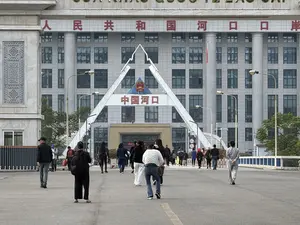 CỬA KHẨU QUỐC TẾ LÀO CAI。SẢNH。（日本語訳）。ラオカイ国際口岸。ホール