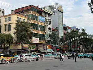 S-HOME THIẾT KẾ - THI CÔNG TRỌN GÓI HOÀNG LAN HOTEL MLC VISA CÔNG TY TNHH MTV XNK THƯƠNG MẠI VÀ DỊCH VỤ QUỐC TẾ VIỆT QUANG ĐIỂM ĐÓN TIỄN KHÁCH DU LỊCH TƯ VẤN THÔNG TIN KẾT HÔN VỚI NGƯỜI TRUNG QUỐC, HỘ CHIẾU VISA, VÉ MÁY BAY, VÉ TÀU ĐC: ĐỐI NGUYỄN HUỆ (CỬA KHẨU) P. LÀO CAI TP. LÀO CAI TỈNH LÀO CAI HOTLINE COFFEE & FASTFOOD TRÀ - SINH TỐ - NƯỚC ÉP - BÁNH MÌ NHÀ NGHỈ Hoa Phương PHỞ BÒ GIA TRUYỀN PHỞ XÀO MÌ XÀO NHẬT ĐIỂM NHANH XI SAPA QUỐC TẾ CAO VIỆT ĐỔI TIỀN。（日本語訳）。S-HOME 設計・施工一括請負 ホアンランホテル MLCビザ VIET QUANG国際貿易サービス輸出入一人有限会社 旅行客送迎所 中国人との結婚情報相談、パスポート・ビザ、航空券、列車乗車券 住所：ラオカイ省ラオカイ市ラオカイ坊グエンフエ通り（国境ゲート）向かい ホットライン コーヒー＆ファストフード お茶 - スムージー - ジュース - バインミー 民宿ホア・フオン 家伝牛肉フォー 焼きフォー 焼きそば ニャット・ディエム・ニャン シー・サパ 国際 カオ・ヴィエット 両替