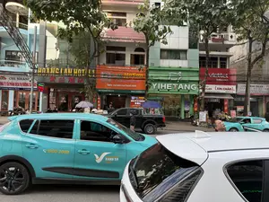 CHI NHÁNH CÔNG TY CỔ PHẦN DỊCH VỤ ĐƯỜNG SẮT 009 Nguyễn Huệ - Phường Lào Cai - Tỉnh Lào Cai 02143.830059 HOÀNG LAN HOTEL KÍNH CHÀO QUÝ KHÁCH GỘI ĐẦU XÔNG HƠI MASSAGE ĐÂY VÀO BÁN VÉ XE KHÁCH CÔNG TY CP VẬN TẢI FUTA - HÀ SƠN PHƯƠNG TRANG Hotline:1900.6776 Niềm vui trên mọi hành trình Địa chỉ: 025 Nguyễn Huệ, Lào Cai Website: www.futahason.com CHUYỂN PHÁT NHANH HÀNG HÓA FUTA HàSơn BÁN VÉ XE KHÁCH CHUYÊN TUYẾN LÀO CAI BẮC NINH YIHETANG 015 NGUYỄN HUỆ 1900999906 Trọn vị trà Lài Viettel telecom PHÒNG LAN (XIN CHÀO). 017 Nguyễn Huệ, Tổ 26, TP Lào Cai 0979 655 919 ODER VÀ KÝ GỬI XIN VISA HỘ CHIẾU NGUYỄN THUẬN CÀ PHÊ DỊCH THUẬT - VISA - VÉ MÁY BAY NẠP TIỀN WECHAT - ALIPAY ĐẶT HÀNG HÓA TAOBAO, 1688, PINDUODUO LÀM SỔ THÔNG HÀNH - ĐĂNG KÝ KẾT HÔN TRÀ CHANH - TRÀ SỮA XÔI PHỦ THƯỢNG Xôi nóng Bánh khúc ĐIỂM BÁN HÀNG 1900 2088 XANH SM TAXI。（日本語訳）。鉄道サービス株式会社支店 009 グエンフエ - ラオカイ坊 - ラオカイ省 02143.830059 ホアンランホテル お客様、こんにちは シャンプー サウナ マッサージ こちらへどうぞ 長距離バスチケット販売 FUTA - ハソン運輸株式会社 フーンチャン ホットライン:1900.6776 全ての旅に喜びを 住所: 025 グエンフエ、ラオカイ ウェブサイト: www.futahason.com 貨物速達 FUTA ハソン 長距離バスチケット販売 ラオカイ - バクニン専門路線 益禾堂 015 グエンフエ 1900999906 ジャスミン茶の豊かな味わい Viettelテレコム フォンラン（こんにちは）。017 グエンフエ、26組、ラオカイ市 0979 655 919 注文と委託販売 ビザ・パスポート申請 グエン・トゥアン コーヒー 翻訳 - ビザ - 航空券 WeChat - Alipayへの入金 Taobao, 1688, Pinduoduoでの商品注文 通行証作成 - 結婚登録 レモンティー - ミルクティー フートゥオンおこわ 温かいおこわ バインクック（ヨモギ餅） 販売店 1900 2088 XANH SMタクシー