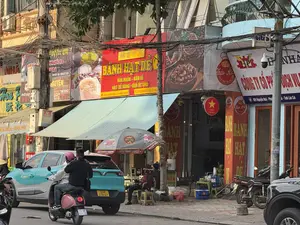 PHỞ XÀO. MÌ XÀO. TRUYỀN. HUNG QUỐC. SỮA CHUA - NƯỚC MÍA. DT: 02143 820.0. HOA. 0977300500. BÁNH HẠT DẺ. BÁN BUÔN - BÁN LẺ. HẠT DẺ RANG - QUẢ ÓC CHÓ. 019 Đ. NGUYỄN HUỆ - CỬA KHẨU LÀO CAI. 0912.808.535 - 037.37.86. CÔNG TY CỔ PHẦN DỊCH VỤ. 009 Nguyễn Huệ - Phường - Tỉnh Lào Cai. Thảo Anh. Bánh Hạt Dẻ Đời Đầu. Năng niu bàn chân Việt. Việt Nam. BÁNH HẠT. Chuyên Gia Cà Phê Chồn. CUNG CẤP SỈ - LẺ CÀ PHÊ HẠT, BỘT. SETUP, TƯ VẤN LẮP ĐẶT MÁY PHA CÀ PHÊ. LIÊN HỆ HOTLINE: 0941 535555. XANH SM. 1900 2088. XE TAXI. 24H 038.67. 19-AA 501.72. HÚT BỂ PHỐT. 097224. 0988 3695. 916 381 126 - 0845 571 636. 0203, 686 660 - 091.。（日本語訳）。焼きフォー。焼きそば。トゥイエン。フン・クオック。ヨーグルト - サトウキビジュース。電話: 02143 820.0。ホア。0977300500。栗の菓子。卸売 - 小売。焼き栗 - クルミ。019 グエン・フエ通り - ラオカイ国境ゲート。0912.808.535 - 037.37.86。サービス株式会社。009 グエン・フエ - 坊 - ラオカイ省。タオ・アイン。元祖栗の菓子。ベトナム人の足を大切に。ベトナム。ナッツの菓子。ジャコウネココーヒーの専門家。コーヒー豆、粉の卸売・小売供給。セットアップ、コーヒーメーカー設置コンサルティング。ホットライン連絡先: 0941 535555。XANH SM。1900 2088。タクシー。24H 038.67。19-AA 501.72。浄化槽清掃。097224。0988 3695。916 381 126 - 0845 571 636。0203, 686 660 - 091。