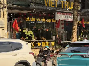 NHÀ HÀNG VIỆT TRUNG / CÁ TẦM - CÁ HỒI - LỢN BẢN（ベトナム-中国レストラン / チョウザメ・サーモン・地元の豚料理の看板）