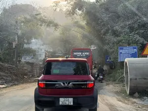 VF3。24A。304.24。MINH ANH。0589 720 720。SỞ XÂY DỰNG TỈNH LÀO CAI。BAN QLCT ĐƯỜNG BỘ LÀO CAI。GÓI THẦU: THI CÔNG XÂY DỰNG (BAO GỒM CHI PHÍ BĐGT + DỰ PHÒNG), SỬA CHỮA ĐẢM BẢO ATGT CẦU THÁC BẠC KM91+878; XỬ LÝ NGẬP ÚNG ĐOẠN KM125+198 - KM125+383, QL4D, TỈNH LÀO CAI。- THỜI GIAN: TỪ THÁNG 10/2023 ĐẾN THÁNG 10/2025。- CHỦ ĐẦU TƯ: SỞ XÂY DỰNG TỈNH LÀO CAI。- ĐƠN VỊ TVTK: TRUNG TÂM KỸ THUẬT ĐƯỜNG BỘ。- ĐƠN VỊ THI CÔNG: CÔNG TY CP TƯ VẤN VÀ XÂY DỰNG LÀO CAI。- NGƯỜI PHỤ TRÁCH: VÕ VIỆT NGUYÊN - ĐT: 0979 818 818。（日本語訳）。VF3。24A。304.24。MINH ANH。0589 720 720。ラオカイ省建設局。ラオカイ道路プロジェクト管理委員会。請負パッケージ：建設工事（交通安全確保費用＋予備費を含む）、タックバック橋KM91+878の交通安全確保のための修繕；国道4D号線、ラオカイ省、KM125+198 - KM125+383区間の浸水処理。- 期間：2023年10月から2025年10月まで。- 事業主：ラオカイ省建設局。- 設計コンサルタント：道路技術センター。- 施工業者：ラオカイ建設コンサルティング株式会社。- 担当者：ヴォー・ヴィエット・グエン - 電話：0979 818 818