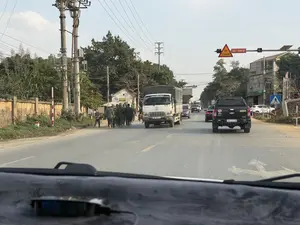 ĐI CHẬM CHÚ Ý QUAN SÁT NHÀ NGHỈ YÊN BÌNH 1 QUÁN ĂN BÌNH DÂN BIA HƠI HÀ NỘI H7 km 30L-599.11 29H-231.95 HẬU CẦN。（日本語訳）。徐行 注意 観察 イエンビン1旅館 大衆食堂 ハノイ生ビール H7 km 30L-599.11 29H-231.95 後方支援