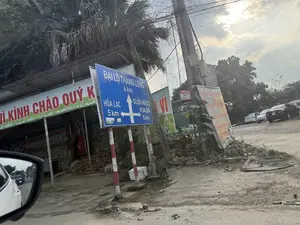 VÌ KÍNH CHÀO QUÝ K。ĐẠI LỘ THĂNG LONG 4 km。HÒA LẠC 5 km。SUỐI NGỌC VUA BÀ 5km。CỬA HÀNG BÁN VÀ GIỚI THIỆU SẢN PHẨM。BÒ-DÊ-TƯƠI RƯỢU-NẾP CẨM。DỪA NON-TƯƠI CHÂU TỐ V。CAM-CARA。ENEOS MOTOR。GARA Ô TÔ CH。CHUYÊN: MÁY - GẦM。4 AUTO。CHĂM SÓC XE。RỬA XE。AE THỢ HUẾ GARA CÔNG DŨNG。30F-174.76。（日本語訳）。お客様各位、ご挨拶申し上げます。タンロン大通り 4km。ホアラック 5km。スオイゴック・ヴアバー 5km。製品販売・紹介店。新鮮な牛肉・ヤギ肉 黒もち米酒。新鮮な若いココナッツ チャウ・トー・V。カラカラオレンジ。ENEOSモーター。自動車ガレージ CH。専門：エンジン - シャーシ。4 AUTO。カーケア。洗車。AE（兄弟）フエの職人 コン・ズンガレージ。30F-174.76