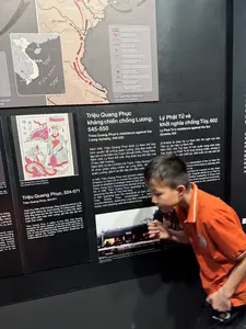 VIET NAM。QĐ. Hoàng Sa (VIỆT NAM)。BIỂN ĐÔNG。QĐ. Trường Sa (VIỆT NAM)。Đ. Phú Quốc。sông Mã。GIAO CHÂU。ĐÀ NẴNG。sông Chu。ÁI CHÂU。sông Cả。ĐỨC CHÂU。sông Gianh。CHĂM PA。Quân Lương tiến đánh nước Vạn Xuân。Nghĩa quân tấn công。Hướng Nghĩa quân rút lui。Nghĩa quân chuyển quân。Nghĩa quân thắng lớn。Thành của Nghĩa quân bị bao vây。Căn cứ địa của Nghĩa quân。Nơi Nghĩa tạm lánh củng cố lực lượng。Nghĩa quân hi sinh。Nghĩa quân chiếm lại thành Long Biên。Quân Lương rút chạy。Biên giới quốc gia ngày nay。Khởi nghĩa Triệu Quang phục。Triệu Quang Phục-Tranh Đông Hồ。Triệu Quang Phục, 524-571。Quê Chu Diên (Hải Dương). Ông cùng cha phò tá Lý Bí khởi nghĩa thắng lợi, được phong Tả tướng quân. Năm 548, ông được suy tôn làm Vua thay Lý Nam Đế, đánh đuổi quân xâm lược nhà Lương, giữ nền độc lập cho nước Vạn Xuân.。Triệu Quang Phục kháng chiến chống Lương, 545-550。Năm 546, Triệu Quang Phục được Lý Nam Đế trao binh quyền để chống quân Lương, ông đưa quân về lập căn cứ tại Đầm Dạ Trạch (Khoái Châu, Hưng Yên). Năm 548, Lý Nam Đế mất, ông được suy tôn làm vua (Triệu Việt Vương). Năm 550, từ căn cứ Đầm Dạ Trạch, Triệu Quang Phục tổ chức phản công chiếm lại Long Biên, đánh quân Lương, giành lại độc lập cho đất nước.。Lý Phật Tử và khởi nghĩa chống Tùy, 602。(518-602) là cháu họ Lý Nam Đế, lên ngôi vua nhà Tiền Lý, tức Hậu Lý Nam Đế. Năm 602, nhà Tùy đưa 10 vạn quân sang xâm lược Vạn Xuân. Lý Phật Tử tổ chức kháng chiến, nhưng vì yếu nên thất bại. Đất nước rơi vào ách đô hộ.。Đền thờ Triệu Quang Phục tại Yên Vĩnh, xã Dạ Trạch, huyện Khoái Châu, tỉnh Hưng Yên.。（日本語訳）。ベトナム。ホアンサ諸島（ベトナム）。東海。チュオンサ諸島（ベトナム）。フーコック島。マー川。交州。ダナン。チュー川。愛州。カー川。徳州。ザイン川。チャンパ。梁軍、万春国へ進攻。義軍、攻撃。義軍の撤退方向。義軍、軍を移動。義軍、大勝。義軍の城が包囲される。義軍の根拠地。義軍が一時的に退避し、戦力を固めた場所。義軍、犠牲となる。義軍、龍編城を奪還。梁軍、敗走。今日の国境。趙光復の蜂起。趙光復 - ドンホー版画。趙光復、524-571年。出身地は朱鳶（ハイズオン）。父と共に李賁を補佐し蜂起を成功させ、左将軍に封じられた。548年、李南帝に代わって王に擁立され、梁の侵略軍を撃退し、万春国の独立を維持した。趙光復の対梁抗戦、545-550年。546年、趙光復は李南帝から梁軍に対抗するための兵権を授かり、軍を率いて夜沢沼（フンイエン省コアイチャウ）に根拠地を築いた。548年、李南帝が亡くなると、王（趙越王）に擁立された。550年、夜沢沼の根拠地から、趙光復は反攻を組織して龍編を奪還し、梁軍を打ち破り、国の独立を取り戻した。李仏子と対隋蜂起、602年。（518-602年）は李南帝の同族の甥で、前李朝の王位に就き、後李南帝と称される。602年、隋が10万の軍を送り万春国に侵攻した。李仏子は抗戦を組織したが、劣勢のため敗北した。国は支配の軛に陥った。フンイエン省コアイチャウ県ザーチャック社イエンヴィンにある趙光復の祠。