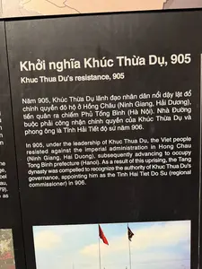 Khởi nghĩa Khúc Thừa Dụ, 905。Năm 905, Khúc Thừa Dụ lãnh đạo nhân dân nổi dậy lật đổ chính quyền đô hộ ở Hồng Châu (Ninh Giang, Hải Dương), tiến quân ra chiếm Phủ Tống Bình (Hà Nội). Nhà Đường buộc phải công nhận chính quyền của Khúc Thừa Dụ và phong ông là Tĩnh Hải Tiết độ sứ năm 906.。（日本語訳）。曲承裕（クック・トゥア・ズー）の蜂起、905年。905年、曲承裕は民衆を率いて蜂起し、紅州（ニンザン、ハイズオン）の支配政権を打倒し、進軍して宋平府（ハノイ）を占領した。唐朝は曲承裕の政権を承認せざるを得ず、906年に彼を静海節度使に任命した。
