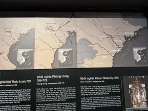 Khởi nghĩa Mai Thúc Loan, 722 / Khởi nghĩa Phùng Hưng, 766-778 / Khởi nghĩa Khúc Thừa Dụ, 905（梅叔鸞の蜂起(722年)・馮興の蜂起(766-778年)・曲承裕の蜂起(905年)に関する展示パネル / ハノイ・ベトナム軍事歴史博物館）