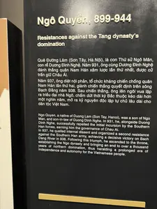 Ngô Quyền, 899-944。Quê Đường Lâm (Sơn Tây, Hà Nội), là con Thứ sử Ngô Mân, con rể Dương Đình Nghệ. Năm 931, ông cùng Dương Đình Nghệ đánh thắng quân Nam Hán xâm lược lần thứ nhất, được cử trấn giữ Châu Ái.。Năm 937, ông diệt nội phản, tổ chức kháng chiến chống quân Nam Hán lần thứ hai, giành chiến thắng quyết định trên sông Bạch Đằng năm 938. Sau chiến thắng, ông lên ngôi vua lập ra triều đại nhà Ngô, chấm dứt thời kỳ Bắc thuộc kéo dài hơn một nghìn năm, mở ra kỷ nguyên độc lập tự chủ lâu dài cho dân tộc Việt Nam.。（日本語訳）。呉権（ゴ・クエン）、899-944年。ドゥオンラム（ハノイ市ソンタイ）出身、刺史ゴ・マンの子であり、ズオン・ディン・ゲの婿である。931年、彼はズオン・ディン・ゲと共に第一次南漢侵略軍を打ち破り、愛州（チャウ・アイ）の鎮守に任命された。937年、彼は内乱を鎮圧し、第二次南漢軍に対する抗戦を組織し、938年に白藤江（バクダン川）で決定的な勝利を収めた。勝利の後、彼は王位に就き呉朝を創始し、千年以上続いた北属期に終止符を打ち、ベトナム民族の長期にわたる独立自主の時代を切り開いた。