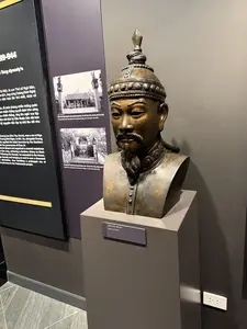 Ngô Quyền, 899-944。...Hà Nội), là con Thứ sử Ngô Mân, ... năm 931, ông cùng Dương Đình Nghệ ... xâm lược lần thứ nhất, được cử ... ăn, tổ chức kháng chiến chống quân ... nh chiến thắng quyết định trên sông ... Sau chiến thắng, ông lên ngôi vua lập ... chấm dứt thời kỳ Bắc thuộc kéo dài hơn ... kỷ nguyên độc lập tự chủ lâu dài cho。Đền thờ Ngô Quyền tại làng Đường Lâm, thị xã Sơn Tây, thành phố Hà Nội。Lăng Ngô Quyền tại làng Đường Lâm, thị xã Sơn Tây, thành phố。（日本語訳）。ゴ・クェン、899-944。...ハノイ）、刺史ゴ・マンの子であり、...931年、彼はズオン・ディン・ゲと共に...第一次侵略、...に任命され...を治め、...軍に対する抗戦を組織し...川で決定的な勝利を収め...勝利の後、彼は王位に就き...を創立し...年以上続いた北属期を終わらせ...に長く続く独立自主の紀元をもたらした。ハノイ市ソンタイ市社ドゥオンラム村にあるゴ・クェンの祠。市ソンタイ市社ドゥオンラム村にあるゴ・クェンの陵墓