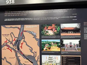 938。"NẾU TA SAI NGƯỜI ĐEM CỌC LỚN ĐÓNG NGẦM Ở CỬA BIỂN TRƯỚC, VẠT NHỌN ĐẦU MÀ BỊT SẮT, THUYỀN CỦA HỌ NHÂN KHI NƯỚC THỦY TRIỀU LÊN TIẾN VÀO BÊN TRONG HÀNG CỌC, BẤY GIỜ TA SẼ DỄ BỀ CHẾ NGỰ"。NGÔ QUYỀN。Trận Bạch Đằng 938。Sông Giá。Sông Bạch Đằng。Sông Chanh。NAM TRIỆU GIANG。Thuỷ Nguyên。Gia Viên。Sông Nam Triêu (Sông Cầm)。Lương Xâm。Cửa biển Bạch Đằng。Vũ Yên。Đình Vũ。Từ Lương Xâm tại phường Nam Hải, quận Hải An, thành phố Hải Phòng-nơi đây đã từng được đặt đại bản doanh, sau đó trở thành nơi thờ Ngô Quyền。Đình Hàng Kênh tại phường Hàng Kênh, quận Lê Chân, thành phố Hải Phòng-nơi nhân dân và quân cận vệ chuẩn bị cọc gỗ đóng xuống lòng sông Bạch Đằng, 938。Kinh đô Cổ Loa (Đông Anh, Hà Nội)。Kinh đô của nhà Ngô, được xây dựng vào khoảng năm 939. Sau khi lên ngôi vương, thành Cổ Loa được chọn làm kinh đô nước Việt. Cổ Loa trở thành một trung tâm chính trị, quân sự, nơi diễn ra các chức một nghi lễ quan trọng của triều đình.。Khu di tích Bạch Đằng Giang tại huyện Thủy Nguyên, thành phố Hải Phòng。Đền Tràng Kênh tại huyện Thủy Nguyên, thành phố Hải Phòng-nơi Ngô Quyền đã đánh bại quân Nam Hán, 938。HỌ TÊN。QUÊ QUÁN。NGUYỄN TẤT TỐ (Chỉ huy đội thuyền nhẹ)。Ninh Hải nay thuộc thành phố Hải Phòng。DƯƠNG PHƯƠNG LAN (Vợ của Ngô Quyền)。Làng Ràng (Giàng), Dương Xá, Ái Châu, nay thuộc TP Thanh Hóa, tỉnh Thanh Hóa。DƯƠNG TAM KHA (Em rể Ngô Quyền)。Làng Ràng (Giàng), Dương Xá, Ái Châu, nay thuộc TP Thanh Hóa, tỉnh Thanh Hóa。NGÔ XƯƠNG NGẬP (Con trai Ngô Quyền)。Xã Đường Lâm, thị xã Sơn Tây, TP Hà Nội。PHẠM BẠCH HỔ。Xã Đằng Châu nay là phường Lam Sơn, TP Hưng Yên, tỉnh Hưng Yên。（日本語訳）。938。「もし我々が人を遣わし、あらかじめ河口に大きな杭を密かに打ち込み、先端を尖らせて鉄で覆っておけば、敵の船が満潮に乗じて杭の内側に入ってきた時、我々は容易に制圧できるだろう」。ゴ・クエン。938年白藤江の戦い。ザー川。白藤江。チャイン川。ナムチェウ川。トゥイグエン。ザーヴィエン。ナムチェウ川（カム川）。ルオンサム。白藤江の河口。ヴーイエン。ディンヴー。ハイフォン市ハイアン区ナムハイ坊のルオンサムより - ここはかつて大本営が置かれ、その後ゴ・クエンを祀る場所となった。ハイフォン市レチャン区ハンケン坊のハンケン亭 - 938年、人民と近衛兵が白藤江の川底に打ち込む木杭を準備した場所。古螺の都（ハノイ、ドンアイン）。呉朝の都、939年頃に建設された。王位に就いた後、古螺城がベトナム国の都として選ばれた。古螺は政治、軍事の中心となり、朝廷の重要な儀式が行われる場所となった。ハイフォン市トゥイグエン県にある白藤江遺跡地区。ハイフォン市トゥイグエン県のチャンケン祠 - 938年、ゴ・クエンが南漢軍を破った場所。氏名。出身地。グエン・タット・トー（軽舟隊指揮官）。ニンハイ、現在はハイフォン市に属する。ズオン・フオン・ラン（ゴ・クエンの妻）。ラン（ザン）村、ズオンサー、アイチャウ、現在はタインホア省タインホア市に属する。ズオン・タム・カー（ゴ・クエンの義弟）。ラン（ザン）村、ズオンサー、アイチャウ、現在はタインホア省タインホア市に属する。ゴ・スオン・ガップ（ゴ・クエンの息子）。ハノイ市ソンタイ市社ドゥオンラム社。ファム・バック・ホー。ダインチュウ社、現在はフンイエン省フンイエン市ラムソン坊