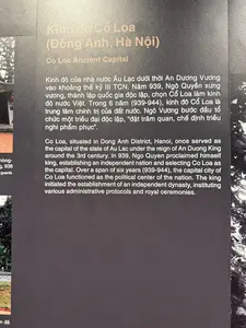 Kinh đô Cổ Loa (Đông Anh, Hà Nội)。Kinh đô của nhà nước Âu Lạc dưới thời An Dương Vương vào khoảng thế kỷ III TCN. Năm 939, Ngô Quyền xưng vương, thành lập quốc gia độc lập, chọn Cổ Loa làm kinh đô nước Việt. Trong 6 năm (939-944), kinh đô Cổ Loa là trung tâm chính trị của đất nước. Ngô Vương bước đầu tổ chức một triều đại độc lập, “đặt trăm quan, chế định triều nghi phẩm phục”.。（日本語訳）。古螺の都（ハノイ市ドンアイン県）。紀元前3世紀頃、安陽王の時代の甌雒国の都。939年、呉権が王を称し、独立国家を建国、古螺をベトナム国の都に選んだ。6年間（939年～944年）、古螺の都は国の政治の中心であった。呉王は初めて独立した王朝を組織し、「百官を置き、朝儀品服を制定した」。
