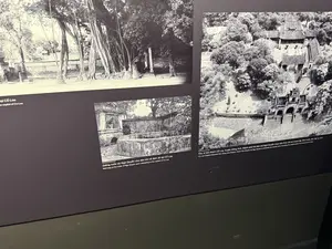 Tại Cổ Loa。Giếng nước do Ngô Quyền cho đào khi về định đô tại Cổ Loa。Khu di tích thành Cổ Loa, huyện Đông Anh, thành phố Hà Nội-nơi Ngô Quyền chọn làm Kinh đô khi thành lập Nhà nước độc lập tự chủ。（日本語訳）。古螺（コロア）にて。ゴ・クエン（呉権）が古螺に都を定めた際に掘らせた井戸。ハノイ市ドンアイン県、古螺城跡－ゴ・クエンが独立自主国家を樹立した際に都として選んだ場所