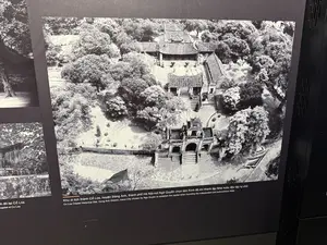 nh đô tại Cổ Loa。Khu di tích thành Cổ Loa, huyện Đông Anh, thành phố Hà Nội-nơi Ngô Quyền chọn làm Kinh đô khi thành lập Nhà nước độc lập tự chủ。（日本語訳）。コロアの都。ハノイ市ドンアイン県、コロア城跡－ゴ・クエンが独立自主国家を樹立した際に都として選んだ場所