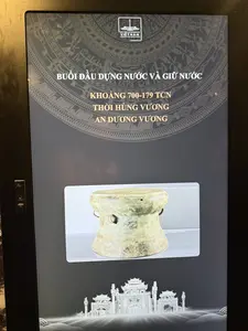 BUỔI ĐẦU DỰNG NƯỚC VÀ GIỮ NƯỚC, KHOẢNG 700-179 TCN, THỜI HÙNG VƯƠNG, AN DƯƠNG VƯƠNG（「建国と護国の初期、紀元前700-179年頃、雄王時代、安陽王」の展示パネル / ベトナム軍事歴史博物館）