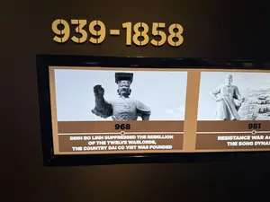 968: Đinh Bộ Lĩnh dẹp loạn 12 sứ quân, nước Đại Cồ Việt thành lập (968年：丁部領が十二使君の乱を平定し、大瞿越国が建国されたことを示す展示パネル / ベトナム軍事歴史博物館)