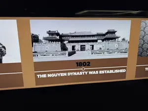 THE NGUYEN DYNASTY WAS ESTABLISHED, 1802 (1802年、阮朝設立を示す展示パネル / ハノイ・ベトナム軍事歴史博物館)