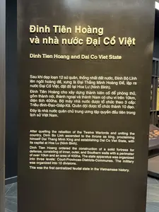 Đinh Tiên Hoàng và nhà nước Đại Cồ Việt。Sau khi dẹp loạn 12 sứ quân, thống nhất đất nước, Đinh Bộ Lĩnh lên ngôi hoàng đế, xưng là Đại Thắng Minh Hoàng Đế, lập ra nước Đại Cồ Việt, đặt đô tại Hoa Lư (Ninh Bình).。Đinh Tiên Hoàng cho xây dựng thành kiên cố để phòng thủ, gồm thành nội, thành ngoại và thành Nam có chu vi trên 10km, diện tích 400ha. Bộ máy nhà nước được tổ chức theo 3 cấp: Triều đình-Đạo-Giáp-Xã. Quân đội được tổ chức thành 10 đạo.。Đây là nhà nước quân chủ trung ương tập quyền đầu tiên trong lịch sử Việt Nam.。（日本語訳）。丁先皇と大瞿越国。十二使君の乱を平定し、国を統一した後、丁部領は皇帝に即位し、大勝明皇帝と称し、大瞿越国を建国し、都を華閭（ニンビン省）に置いた。丁先皇は防御のために堅固な城を建設させた。それには内城、外城、南城が含まれ、周囲は10km以上、面積は400ヘクタールであった。国家機構は朝廷－道－甲－社の3つのレベルで組織された。軍隊は十道に組織された。これはベトナム史上初の中央集権君主国家である。
