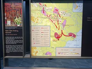 Bảng trưng bày về Đinh Tiên Hoàng (924-979) và bản đồ dẹp loạn 12 sứ quân tại Bảo tàng Lịch sử Quân sự Việt Nam（ベトナム軍事歴史博物館にある丁先皇（924-979）