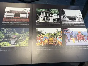 Nhà thờ Nguyễn Bặc, vị tướng có công trong dẹp loạn 12 sứ quân, xã Gia Phương, huyện Gia Viễn, tỉnh Ninh Bình。Lăng mộ Vua Đinh Tiên Hoàng trên đỉnh núi Mã Yên, huyện Hoa Lư, tỉnh Ninh Bình, xây dựng năm 1840。Đền thờ Vua Đinh Tiên Hoàng tại làng Yên Thành, xã Trường Yên, huyện Hoa Lư, tỉnh Ninh Bình, xây dựng thế kỷ XVII。LỄ HỘI HOA LƯ NĂM 2019。...ộng Hoa Lư căn cứ đầu tiên của Đinh Bộ Lĩnh, ở xã Gia Hưng, Gia Viễn, tỉnh Ninh Bình。Nghi thức múa rồng tại Đền thờ Vua Đinh Tiên Hoàng, trong Lễ hội Hoa Lư, tỉnh Ninh Bình, 4/2018。Nghi thức rước kiệu Vua Đinh Tiên Hoàng trong Lễ hội Hoa Lư, tỉnh Ninh Bình, 4/2019。（日本語訳）。ニンビン省ザーヴィエン県ザーフオン社にある、十二使君の乱を平定した功績のある将軍グエン・バックの祠堂。ニンビン省ホアルー県、マーイエン山の頂上にあるディン・ティエン・ホアン帝の陵墓、1840年建立。ニンビン省ホアルー県チュオンイエン社イエンタイン村にあるディン・ティエン・ホアン帝の祠堂、17世紀建立。2019年ホアルー祭り。...ニンビン省ザーヴィエン県ザーフン社にある、ディン・ボ・リンの最初の拠点であるホアルー洞窟。2018年4月、ニンビン省ホアルー祭りにおける、ディン・ティエン・ホアン帝の祠堂での龍舞の儀式。2019年4月、ニンビン省ホアルー祭りにおける、ディン・ティエン・ホアン帝の神輿渡御の儀式