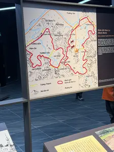 S. Hoàng Long。Trường Yên。núi Cột Cờ。núi Hang To。Hàm Rồng。TƯỜNG ĐÔNG。núi Canh Hàn。núi Mang Sung。núi Chợ。TƯỜNG ĐỀN。Hàm Sa。TƯỜNG VẦU。núi Đăm。núi Mã Yên。đồng An Tiêm。núi Chua。núi Quèn Đốt。TƯỜNG ĐÔ。núi Cổ Giải。TƯỜNG BỊM。hang Luồn。Kinh đô Hoa Lư (Ninh Bình)。Kinh đô đầu tiên của nhà nước Đại Cồ Việt, được bao bọc bởi hệ thống núi, hang động, sông ngòi. Các sườn núi được đắp nối bằng đất ken gạch, tạo thành 2 vòng thành vững chắc. Đây vừa là nơi đặt triều đình trung ương, vừa là căn cứ quân sự vững chắc.。Các vòng thành của thành Hoa Lư thời Đinh-Lê, thế kỷ X.。Tường Thành。Núi đá vôi。Ranh giới Kinh đô Hoa Lư。Ruộng lúa。（日本語訳）。ホアンロン川。チュオンイエン。コットコー山。ハントー山。ハムロン。東の城壁。カインハン山。マンソン山。チョー山。祠の城壁。ハムサ。ヴァウの城壁。ダム山。マーイエン山。アンティエムの田畑。チュア山。クエンドット山。都の城壁。コーザイ山。ビムの城壁。ルオン洞窟。ホアルー古都（ニンビン省）。大瞿越国の最初の都。山、洞窟、川の体系に囲まれている。山の斜面はレンガを詰めた土で繋ぎ合わされ、2つの強固な城壁を形成している。ここは中央朝廷が置かれた場所であると同時に、強固な軍事基地でもあった。10世紀、丁・前黎朝時代のホアルー城の城壁。城壁。石灰岩の山。ホアルー古都の境界。水田