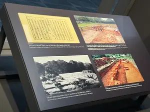 Bảng trưng bày về Khu di tích Thành cổ Hà Nội và triều đại nhà Lê（ハノイ城塞遺跡と黎王朝に関する展示パネル）