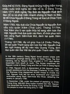 Giữa thế kỷ XVIII, Đàng Ngoài khủng hoảng trầm trọng, nhiều cuộc khởi nghĩa liên tiếp nổ ra. Ở Đàng Trong, năm 1771 khởi nghĩa Tây Sơn do Nguyễn Huệ lãnh đạo nổ ra và phát triển nhanh chóng từ Nam ra Bắc, lật đổ Chúa Nguyễn ở Đàng Trong và Vua Lê-Chúa Trịnh ở Đàng Ngoài. Năm 1783, hậu duệ của Chúa Nguyễn là Nguyễn Ánh cầu cứu quân Xiêm (Thái Lan). Tháng 7/1784, Vua Xiêm cho 5 vạn quân thủy bộ sang xâm lược Đại Việt. Nguyễn Huệ đưa quân vào Nam, tổ chức phục kích trên sông Rạch Gầm-Xoài Mút, đánh bại quân Xiêm (1/1785). Tháng 12/1788, lấy cớ giúp Vua Lê Chiêu Thống, 29 vạn quân Thanh sang xâm lược Đại Việt. Nguyễn Huệ lên ngôi Hoàng đế lấy niên hiệu Quang Trung, lãnh đạo quân dân Đại Việt đại phá quân Thanh năm 1789.。（日本語訳）。18世紀半ば、北河（Đàng Ngoài）は深刻な危機に陥り、多くの蜂起が次々と勃発した。南河（Đàng Trong）では、1771年にグエン・フエが指導する西山（タイソン）の蜂起が勃発し、南から北へと急速に発展し、南河の阮氏と北河の黎帝-鄭氏を転覆させた。1783年、阮氏の後裔であるグエン・アインはシャム（タイ）軍に救援を求めた。1784年7月、シャム王は5万の水陸軍を大越（ダイベト）侵攻に派遣した。グエン・フエは軍を南に進め、ラックガム-ソアイムット川で待ち伏せを組織し、シャム軍を打ち破った（1785年1月）。1788年12月、黎昭統帝を助けるという口実で、29万の清軍が大越に侵攻した。グエン・フエは皇帝に即位して光中（クアンチュン）という元号を称し、大越の軍民を率いて1789年に清軍を大破した。