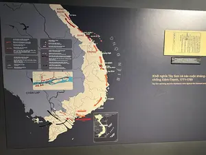 Khởi nghĩa Tây Sơn và các cuộc kháng chiến chống Xiêm-Thanh, 1771-1789。Bản đồ:。ĐÀNG NGOÀI。sông Gianh。đèo Ngang。Nguyễn Huệ。PHÚ XUÂN (Huế)。đèo Hải Vân。ĐÀNG TRONG。QUẢNG NAM。S. Thu Bồn。S. Tranh。QUẢNG NGÃI。BÌNH ĐỊNH。TÂY SƠN THƯỢNG ĐẠO。An Khê。TÂY SƠN HẠ ĐẠO。Đồ Bàn (thành phủ Quy Nhơn)。Quy Nhơn。sông Ba。NINH THUẬN。BÌNH THUẬN。GIA ĐỊNH。Rạch Giá。Rạch Gầm Xoài Mút。Cần Thơ。đ Phú Quốc。CHÂN LẠP。BIỂN ĐÔNG。Bản đồ nhỏ:。VIỆT NAM。BIỂN ĐÔNG。CĐ. Hoàng Sa (VIỆT NAM)。CĐ. Trường Sa (VIỆT NAM)。Chú thích:。LẬT ĐỔ CHÍNH QUYỀN HỌ NGUYỄN。Nghĩa quân mở rộng phạm vi chiếm đóng。Chúa Trịnh chiếm Phú Xuân。Chúa Nguyễn chạy vào Gia Định。Quân Tây Sơn đánh chiếm thành Gia Định 1776, 1777, 1782, 1783. Chúa Nguyễn bị giết。LẬT ĐỔ CHÍNH QUYỀN HỌ TRỊNH。Nguyễn Huệ chiếm Phú Xuân và tiến thẳng ra Đàng Ngoài lật đổ họ Trịnh。Thời gian diễn ra sự kiện。Biên giới quốc gia ngày nay。KHỞI NGHĨA TÂY SƠN。Nơi nổ ra khởi nghĩa Tây Sơn。Nghĩa quân chiếm thành phủ Quy Nhơn。CHIẾN THẮNG RẠCH GẦM-XOÀI MÚT。Nguyễn Ánh cầu cứu vua Xiêm。Quân Xiêm đánh chiếm và cướp phá miền Tây Gia Định。Nguyễn Huệ tiến quân vào Gia Định và đóng đại bản doanh ở Mỹ Tho。Nghĩa quân đại thắng ở Rạch Gầm - Xoài Mút。Quân Xiêm rút chạy về nước。Nguyễn Ánh rút chạy theo quân Xiêm。Bản đồ trận Rạch Gầm-Xoài Mút:。CHIẾN THẮNG RẠCH GẦM-XOÀI MÚT。Chợ Giữa。Kim Sơn。Bình Đức。Mỹ Tho。Cù lao Thới Sơn。Sông Tiền。Chú thích hiện vật:。Ghi chép về việc các công tước Nguyễn sai sứ sang Xiêm La. Năm Đinh Mùi (1787) - Mộc bản triều Nguyễn, thế kỷ XIX.。（日本語訳）。西山（タイソン）の蜂起とシャム・清に対する抗戦、1771-1789年。地図：。北河（Đàng Ngoài）。ズァン川。ゲアン峠。阮恵（グエン・フエ）。富春（フエ）。ハイヴァン峠。南河（Đàng Trong）。クアンナム。トゥボン川。チャン川。クアンガイ。ビンディン。西山上道（タイソン・トゥオンダオ）。アンケー。西山下道（タイソン・ハダオ）。塗槃（クイニョン府城）。クイニョン。バ川。ニントゥアン。ビントゥアン。嘉定（ザーディン）。ラックザー。ラックガム＝ソアイムット。カントー。フーコック島。真臘（カンボジア）。東海（南シナ海）。小地図：。ベトナム。東海（南シナ海）。ホアンサ諸島（ベトナム）。チュオンサ諸島（ベトナム）。凡例：。阮氏政権の打倒。義勇軍が占領範囲を拡大。鄭氏が富春を占領。阮氏が嘉定に逃亡。西山軍が嘉定城を占領（1776、1777、1782、1783年）。阮氏が殺害される。鄭氏政権の打倒。阮恵が富春を占領し、北河へ直進して鄭氏を打倒。事件の発生時期。今日の国境。西山の蜂起。西山の蜂起が発生した場所。義勇軍がクイニョン府城を占領。ラックガム＝ソアイムットの戦いの勝利。阮福映がシャム王に救援を要請。シャム軍が嘉定西部を占領・略奪。阮恵が嘉定に進軍し、ミトーに大本営を置く。義勇軍がラックガム＝ソアイムットで大勝。シャム軍が本国へ敗走。阮福映がシャム軍に従い敗走。ラックガム＝ソアイムットの戦いの地図：。ラックガム＝ソアイムットの戦いの勝利。チョーズア。キムソン。ビンドゥック。ミトー。トーイソン島。ティエン川。現物の注釈：。阮氏の公爵たちがシャムに使者を派遣したことに関する記録。丁未年（1787年） - 阮朝の木版、19世紀。