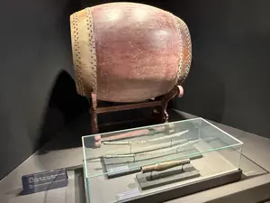 Trống lệnh của quân Tây Sơn và Đao, mác của nghĩa quân Tây Sơn (西山軍の号令太鼓と西山義軍の刀・槍 / ベトナム軍事歴史博物館)