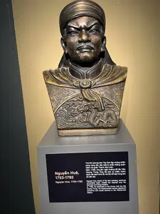 Nguyễn Huệ, 1753-1792（グエン・フエの胸像、1753-1792）
