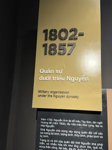 1802-1857。Quân sự dưới triều Nguyễn。Năm 1792, Nguyễn Ánh lật đổ triều Tây Sơn, lên ngôi Hoàng đế (năm 1802), lấy niên hiệu Gia Long, lập ra nhà Nguyễn.。Nhà Nguyễn chú trọng xây dựng quân đội với các lực lượng bộ binh, tượng binh, thủy binh, pháo binh và kỵ binh.。Trang bị vũ khí của quân đội thời Nguyễn khá phát triển, có nhiều hỏa khí như ống phun lửa, quả nổ, súng thần công, đại bác, địa lôi。（日本語訳）。1802-1857。阮朝の軍事。1792年、阮福映は西山朝を打倒し、皇帝に即位（1802年）、年号を嘉隆（ザーロン）とし、阮朝を創設した。阮朝は、歩兵、象兵、水兵、砲兵、騎兵の各部隊からなる軍隊の建設を重視した。阮朝時代の軍隊の武器装備はかなり発展しており、火炎放射器、炸裂弾、神功砲、大砲、地雷など多くの火器があった。