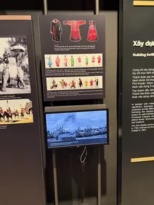 Từ trái qua phải: Áo thị vệ; Áo của đội nghi vệ; Áo lính nhà Nguyễn。Xây dựng。m voi chiến nhà Nguyễn。nhà Nguyễn。Từ trái qua phải: Lãnh binh; Thống chế; Phó nhất đội; Chưởng vệ; Lính long thuyền; Tiểu đội trưởng cấm binh; Lính cấm vệ; Tiểu đội trưởng cấm vệ nhà Nguyễn。Từ trái qua phải: Lính bắn súng thần công; Kỵ binh hoàng gia; Lính pháo thủ; Lính cận vệ; Lính hầu; Lính thị vệ; Lính hầu đèn trong cung nhà Nguyễn。Cùng với xây dựng lũy với mục đích ph Thành được xây the hành chính: Đô thà Phủ-Huyện thành được xây dựng ở vị Tòa thành đầu tiên Thành Gia Định (nă được xây dựng năm。Chiến thuyền tuần tra biển, cứu hộ của quân đội nhà Nguyễn。（日本語訳）。左から右へ：侍衛の服、儀衛隊の服、阮朝の兵士の服。建設。m 阮朝の戦象。阮朝。左から右へ：領兵、統制、副一隊、掌衛、龍船の兵士、禁兵の小隊長、禁衛の兵士、阮朝の禁衛の小隊長。左から右へ：大砲を撃つ兵士、王室の騎兵、砲手、近衛兵、侍兵、侍衛兵、阮朝の宮殿内の灯りを世話する兵士。防衛を目的とした塁の建設と共に ph 城は行政 the に従って建設された：都 thà 府・県城 は vị に建設された 最初の城 嘉定城（nă ～年に建設された。阮朝軍の海上哨戒、救助の戦船