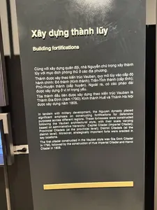 Xây dựng thành lũy（「城壁の建設」に関する展示パネル / ベトナム軍事歴史博物館）