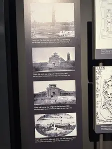 Thành Sơn Tây, được xây năm 1822 thời vua Minh Mạng。Thành Bắc Ninh, xây dựng dưới thời Gia Long, 1805。Thành Hải Dương, xây dựng dưới thời Gia Long, 1804。Thành Điện Hải, Đà Nẵng, xây dựng dưới thời Gia Long, 1813。Thành Quảng Trị。Kinh thành Huế th。（日本語訳）。ソンタイ城、ミンマン帝時代の1822年に建造。バクニン城、ザーロン帝時代の1805年に建造。ハイズオン城、ザーロン帝時代の1804年に建造。ディエンハイ城、ダナン、ザーロン帝時代の1813年に建造。クアンチ城。フエの王城