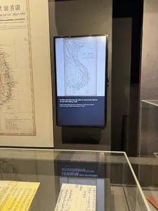 Đại Nam nhất thống toàn đồ và Bản đồ Việt Nam thống nhất năm 1838の展示（大南一統全図と1838年作統一ベトナム地図の展示 / ベトナム軍事歴史博物館）