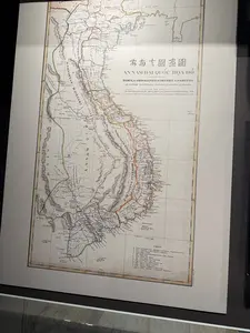 AN NAM ĐẠI QUỐC HỌA ĐỒ。An Nam đại quốc họa đồ, giáo sĩ Jean-Louis Taberd vẽ thời Minh Mạng, 1838。Legenda。Thành。Định。Làng。Cung。Chợ。Cù lao。Hòn。Mũi。Vũng。Sông。Trấn。Mọi cí Mường。Cao bằng Trấn。Lạng sơn Trấn。Tuyên quang Trấn。Thái nguyên Trấn。Sơn tây Trấn。Bắc ninh Trấn。Hải dương Trấn。Nam định Trấn。Ninh bình Trấn。Thanh hoa Trấn。Nghệ an Trấn。Hà tĩnh。Quảng bình Trấn。Quảng trị Trấn。Phú xuân。Quảng nam Trấn。Quảng ngãi Trấn。Bình định Trấn。Phú yên Trấn。Bình thuận Trấn。Biên hòa Trấn。Gia định Trấn。Định tường Trấn。Vĩnh long Trấn。An giang Trấn。Hà tiên Trấn。Túc Khmau。Cà mau。Cửa Hàn。Cù lao Chàm。Cù lao Ré。Cù lao Thu。Côn lôn。Hòn Khoai。Cù lao Phú quốc。Paracel seu Cát vàng。Đàng Ngoài。Đàng Trong。Nam Vang Trấn。（日本語訳）。安南大国画図。安南大国画図、宣教師ジャン＝ルイ・タベールが明命帝の時代、1838年に描く。凡例。城。定。村。宮。市。島。小島。岬。湾。川。鎮。モイ・ムオン族。高平鎮。諒山鎮。宣光鎮。太原鎮。山西鎮。北寧鎮。海陽鎮。南定鎮。寧平鎮。清華鎮。乂安鎮。河静。広平鎮。広治鎮。富春。広南鎮。広義鎮。平定鎮。富安鎮。平順鎮。辺和鎮。嘉定鎮。定祥鎮。永隆鎮。安江鎮。河仙鎮。トゥク・クマウ。カマウ。ハン口。チャム島。レ島。トゥ島。崑崙。コアイ島。フーコック島。パラセルまたは黄砂。外路。内路。南栄鎮