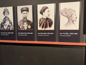 Vua Duy Tân, 1900-1945。Vua Thành Thái, 1879-1954。Vua Hàm Nghi, 1872-1944。Vua Tự Đức, 1829-1883。（日本語訳）。維新帝, 1900-1945。成泰帝, 1879-1954。咸宜帝, 1872-1944。嗣徳帝, 1829-1883
