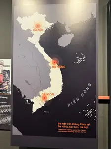 Ba mặt trận không phận tại Đà Nẵng, Sài Gòn, Hà Nội（ダナン、サイゴン、ハノイにおける3つの空域戦線を示した地図パネル）