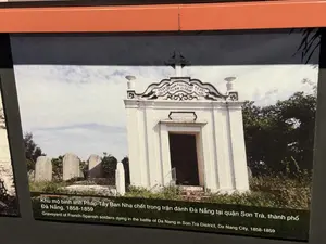 Khu mộ lính viễn chinh Pháp - Tây Ban Nha ... Đà Nẵng, 1858-1859（1858-1859年、ダナン市ソンチャ区での戦いで死亡したフランス・スペイン遠征軍兵士の墓地の展示写真 / ハノイ・ベトナム軍事歴史博物館）