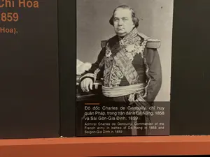 Chi Hòa。859。(Hòa),。Đô đốc Charles de Genouilly, chỉ huy quân Pháp, trong trận đánh Đà Nẵng, 1858 và Sài Gòn-Gia Định, 1859。（日本語訳）。チーホア。859。（ホア）、。シャルル・ド・ジェヌイリー提督、フランス軍指揮官、1858年のダナンの戦い、および1859年のサイゴン・ザーディンにおいて