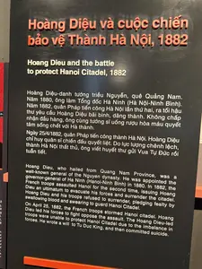 Hoàng Diệu và cuộc chiến bảo vệ Thành Hà Nội, 1882。Hoàng Diệu-danh tướng triều Nguyễn, quê Quảng Nam. Năm 1880, ông làm Tổng đốc Hà Ninh (Hà Nội-Ninh Bình). Năm 1882, quân Pháp tiến công Hà Nội lần thứ hai, ra tối hậu thư yêu cầu Hoàng Diệu bãi binh, dâng thành. Không chấp nhận đầu hàng, ông cùng tướng sĩ uống rượu hòa máu quyết tâm sống chết với Hà thành.。Ngày 25/4/1882, quân Pháp tiến công thành Hà Nội. Hoàng Diệu chỉ huy quân sĩ chiến đấu quyết liệt. Do lực lượng chênh lệch, thành Hà Nội thất thủ, ông viết huyết thư gửi Vua Tự Đức rồi tuẫn tiết.。（日本語訳）。ホアン・ジエウと1882年ハノイ城防衛戦。ホアン・ジエウ - グエン朝の名将、クアンナム省出身。1880年、彼はハニン（ハノイ-ニンビン）総督に就任した。1882年、フランス軍は第二次ハノイ攻撃を行い、ホアン・ジエウに武装解除と城の明け渡しを要求する最後通牒を突きつけた。降伏を拒否し、彼は将兵と共に血を混ぜた酒を飲み、ハノイ城と生死を共にすることを決意した。1882年4月25日、フランス軍はハノイ城を攻撃した。ホアン・ジエウは兵を率いて激しく戦った。戦力差によりハノイ城は陥落し、彼はトゥドゥック帝に血書を送り、その後殉死した。