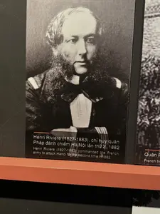 Henri Riviere (1827-1883), chỉ huy quân Pháp đánh chiếm Hà Nội lần thứ 2, 1882（アンリ・リヴィエール、1882年の第二次ハノイ侵攻を指揮したフランス軍司令官の解説パネル / ベトナム軍事歴史博物館）