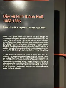 Bảo vệ kinh thành Huế, 1883-1885。Năm 1883, quân Pháp đánh chiếm cửa biển Thuận An. Nhà Nguyễn đã ký Hòa ước Quý Mùi (1883) và Hòa ước Giáp Thân (1884) xác nhận quyền bảo hộ lâu dài của Pháp trên toàn lãnh thổ Việt Nam. Trong triều đình, phe chủ chiến đứng đầu là Tôn Thất Thuyết không chịu đầu hàng. Tháng 7/1885, Tôn Thất Thuyết chỉ huy quân đánh úp quân Pháp ở Tòa Khâm sứ và Đồn Mang Cá. Trận chiến thất bại, ông hộ giá Vua Hàm Nghi chạy ra Tân Sở (Quảng Trị), phát chiếu Cần Vương chống Pháp.。（日本語訳）。フエ京城の防衛、1883年-1885年。1883年、フランス軍はトゥアンアンの海口を攻略した。阮朝は癸未条約（1883年）と甲申条約（1884年）に署名し、ベトナム全土におけるフランスの長期的な保護権を承認した。朝廷内では、トン・タット・トゥエット率いる主戦派が降伏を拒んだ。1885年7月、トン・タット・トゥエットは軍を指揮し、欽使府とマンカー屯所にいるフランス軍を奇襲した。戦いは失敗し、彼はハムギ帝を護衛してタンソー（クアンチ省）へ逃れ、フランスに抵抗するための勤王の詔を発した。