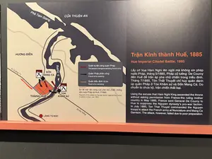 Phá Tam Giang。CỬA THUẬN AN。HƯƠNG ĐIỀN。Đi Quảng Trị。ĐỒN MANG CÁ。THÀNH HUẾ。S. Hương。TOÀ KHÂM SỨ。LĂNG TỰ ĐỨC。Đi Đà Nẵng。Quân ta tấn công quân Pháp。Quân Pháp phản công。Quân triều đình rút lui。Sơ đồ trận tấn công của phe chủ chiến chống xâm lược Pháp tại Huế, 7/1885。Trận Kinh thành Huế, 1885。Lấy cớ Vua Hàm Nghi lên ngôi mà không xin phép nước Pháp, tháng 5/1885, Pháp cử tướng De Courcy đến Huế để trấn áp phe chủ chiến trong triều đình. Tháng 7/1885, Tôn Thất Thuyết chỉ huy quân đánh úp quân Pháp ở Tòa Khâm sứ và Đồn Mang Cá. Do chuẩn bị chưa kỹ, trận chiến thất bại.。（日本語訳）。タムザン潟。トゥアンアンの入り江。フオンディエン。クアンチへ。マンカー屯所。フエ城。フォーン川。欽使府。トゥドゥック帝陵。ダナンへ。我が軍がフランス軍を攻撃。フランス軍が反撃。朝廷軍が撤退。1885年7月、フエにおけるフランス侵略に抵抗する主戦派の攻撃図。フエ京城の戦い、1885年。ハムギ帝がフランスの許可なく即位したことを口実に、1885年5月、フランスはド・クールシー将軍をフエに派遣し、朝廷内の主戦派を鎮圧しようとした。1885年7月、トン・タット・トゥエットは軍を指揮し、欽使府とマンカー屯所のフランス軍を奇襲した。準備が不十分だったため、この戦いは失敗に終わった。